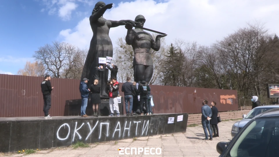 монумент слави